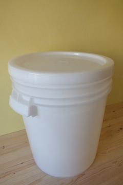 plastova-nadoba-na-med-silnostenna-30-l40-kg-medu_76_188.jpg