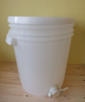 staceci-nadoba-silnostenna-na-med-plast-30-l40kg-medu_451_431.jpg